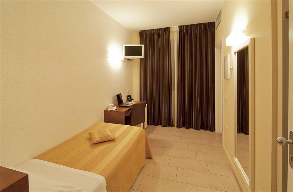 Hotel Cluentum Tolentino Bagian luar foto