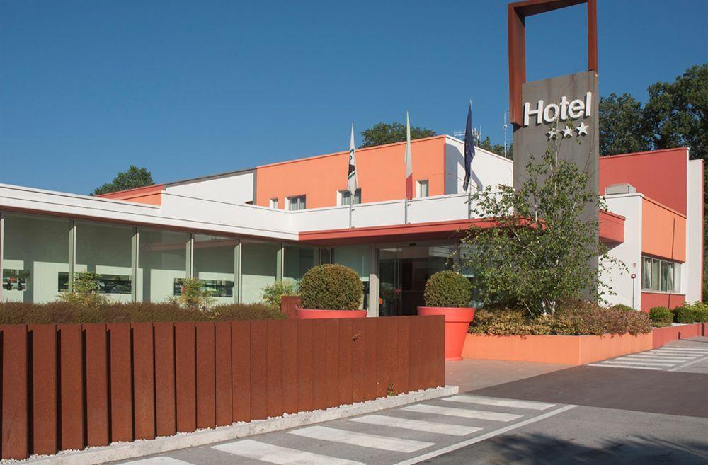 Hotel Cluentum Tolentino Bagian luar foto