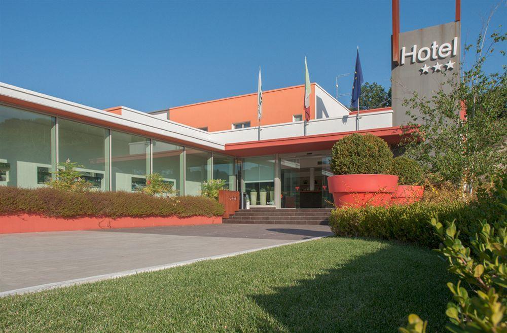 Hotel Cluentum Tolentino Bagian luar foto