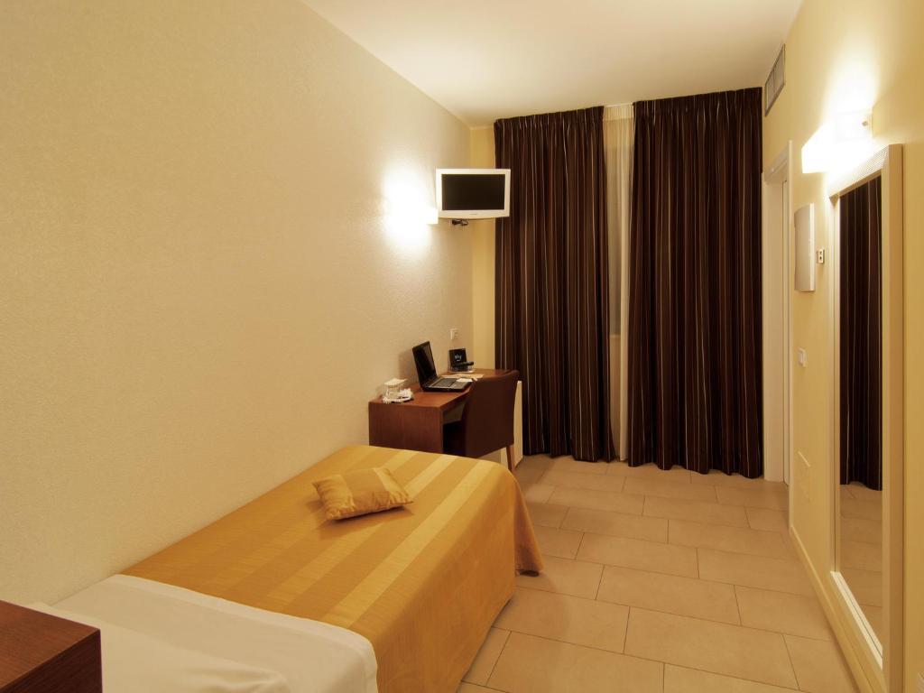 Hotel Cluentum Tolentino Ruang foto