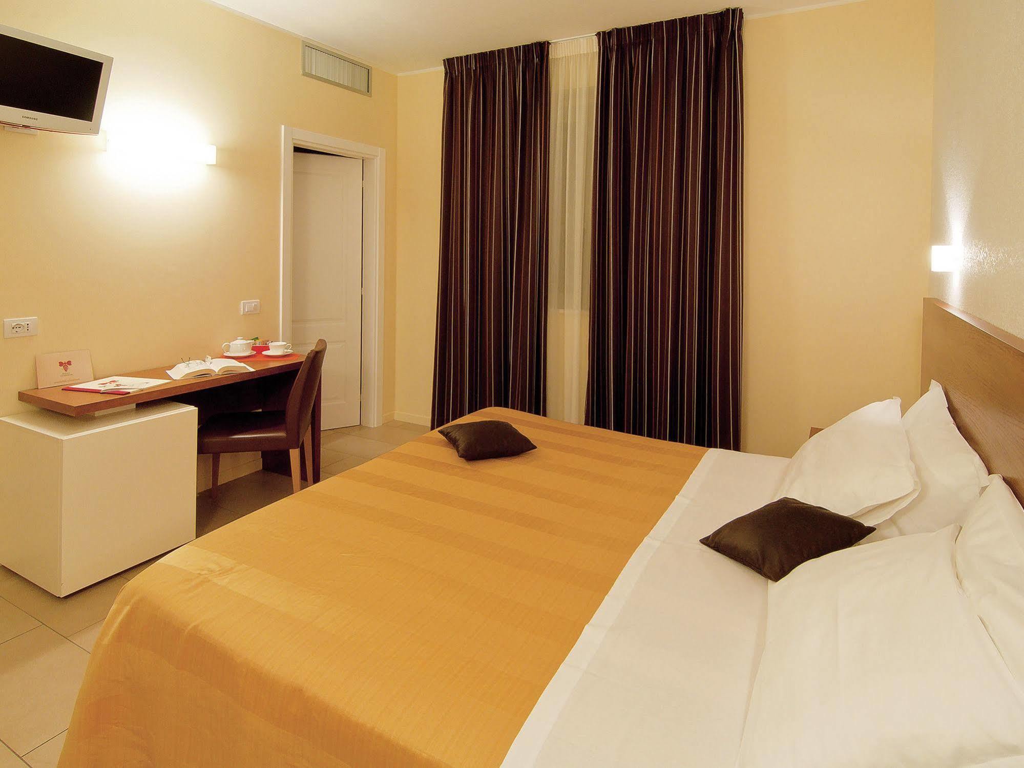 Hotel Cluentum Tolentino Bagian luar foto