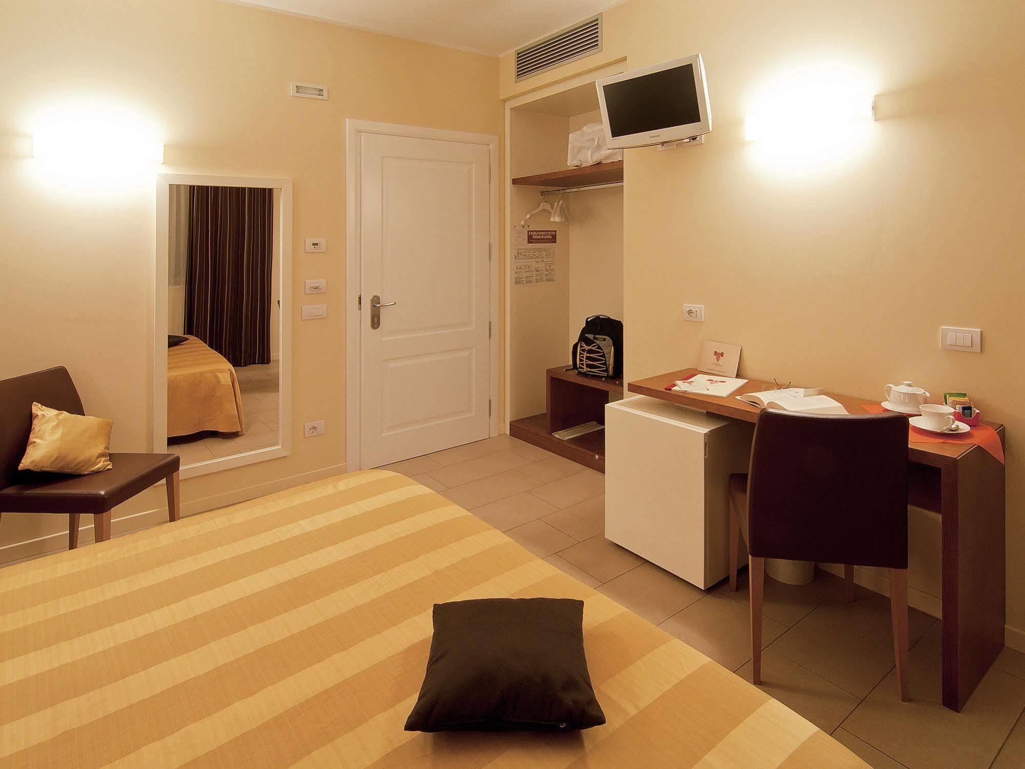 Hotel Cluentum Tolentino Bagian luar foto