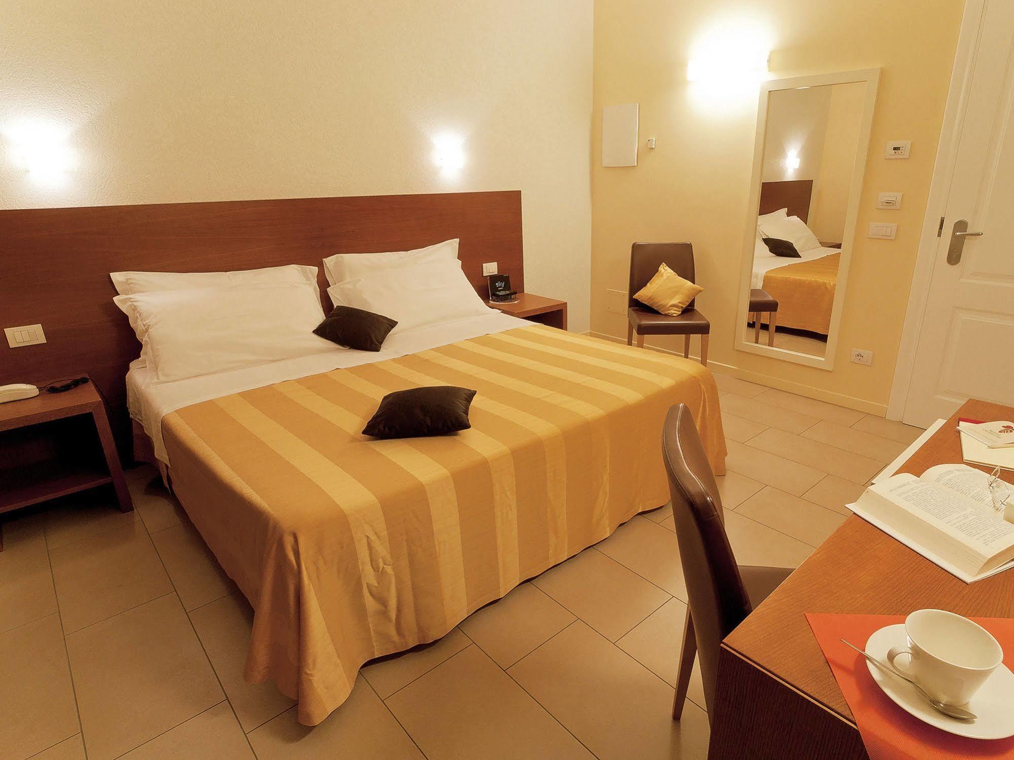 Hotel Cluentum Tolentino Bagian luar foto