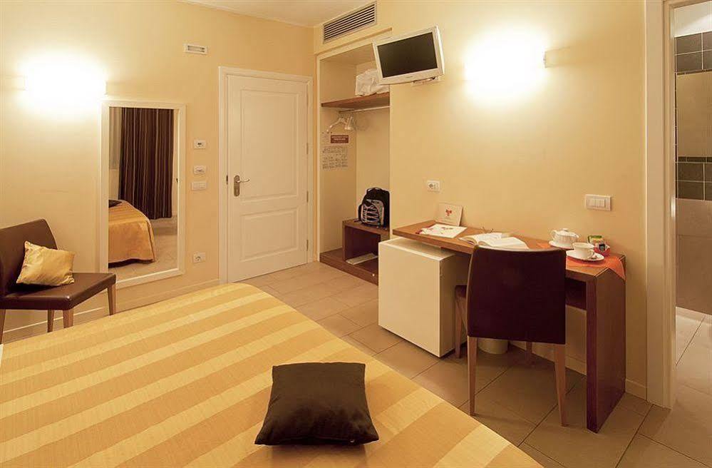 Hotel Cluentum Tolentino Bagian luar foto